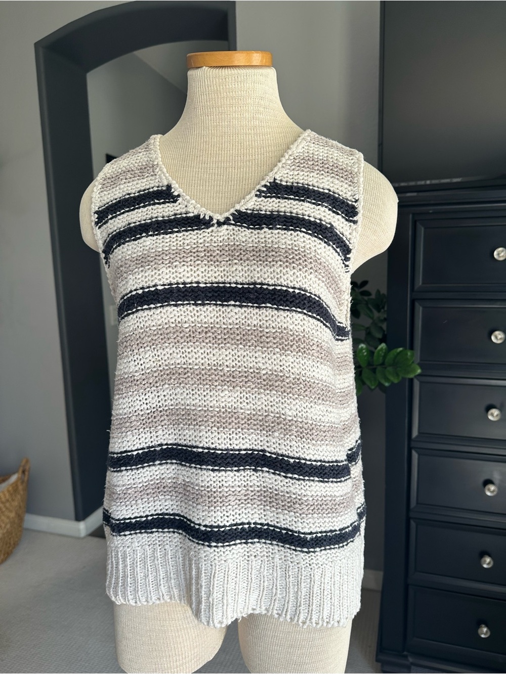 Chaus Striped V‑Neck Linen Knit Tank size large